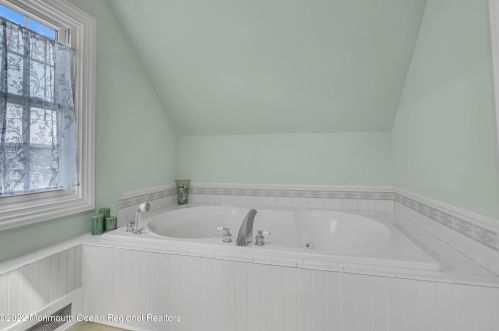 50 Ocean Ave, Monmouth Hills NJ  07732-1410 exterior