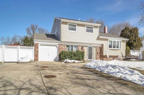 105 Rumford Rd, San Remo, NY 11754-3902