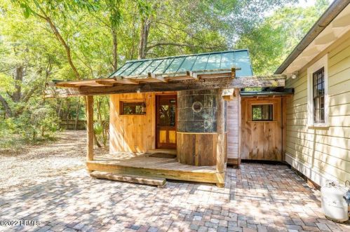 80 Gannet Pt Rd, Beaufort SC  29907-2306 exterior