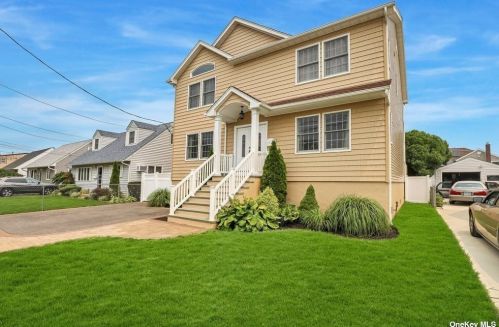 2483 Freeport St, North Wantagh, NY 11793-4526
