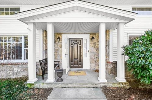 1 Hillside Trl, Mahopac, NY 10541-4417