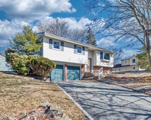 9 Hilden St, San Remo, NY 11754-1742
