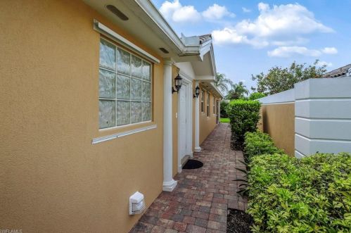 7520 Firenze Ln, Naples, FL 34114-2657