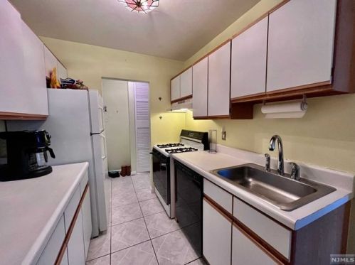 460 River Rd, Nutley NJ  07110-1901 exterior