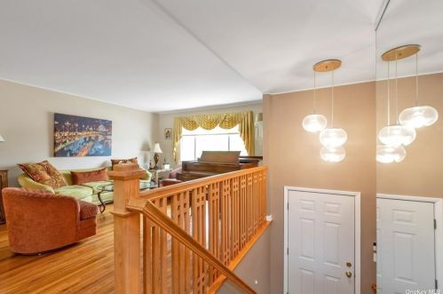 231 Waukena Ave, Rockville Centre, NY 11572-5058