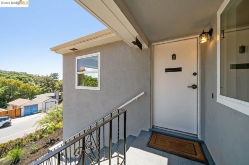 8344 Golf Links Rd, Oakland, CA 94605-4117