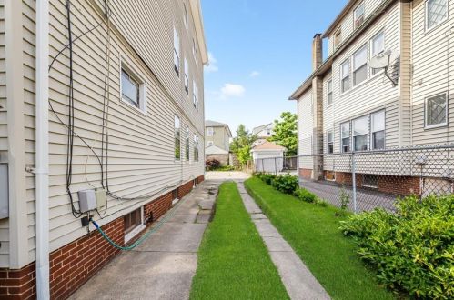 193 Peace St, Providence, RI 02907-2515