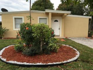 490 Plum Tree Dr, Lake Worth, FL 33462-5140