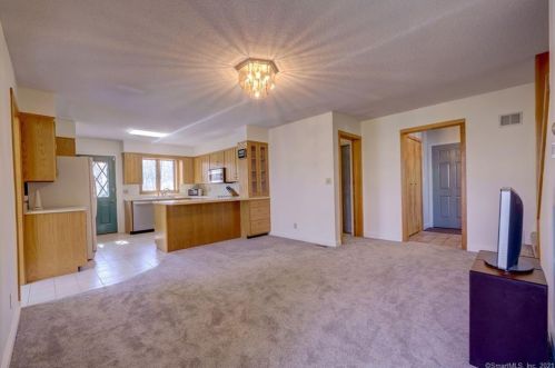 5 Bramble Bush Dr, Niantic CT  06357-1802 exterior