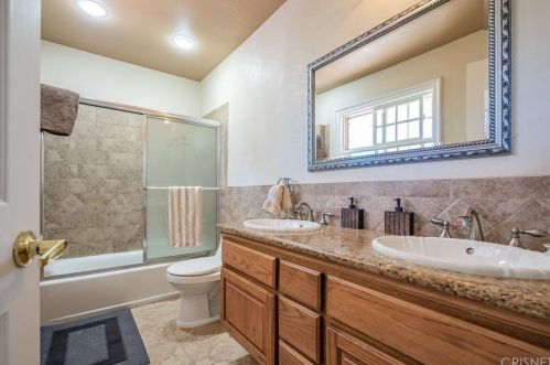 2828 Inyo Cir, Simi Valley CA 93063-2002 exterior