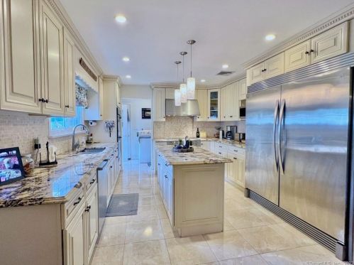 33 Greenleaf Dr, Stamford CT  06902-1722 exterior