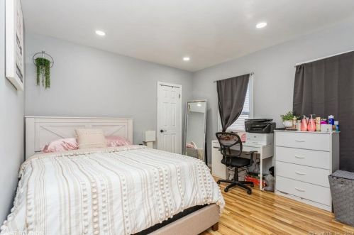 2011 Broadbridge Ave, Stratford CT  06614-4770 exterior