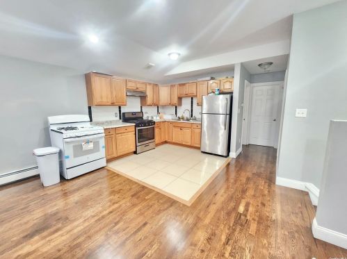 14415 222nd St, Jamaica, NY 11413-3457