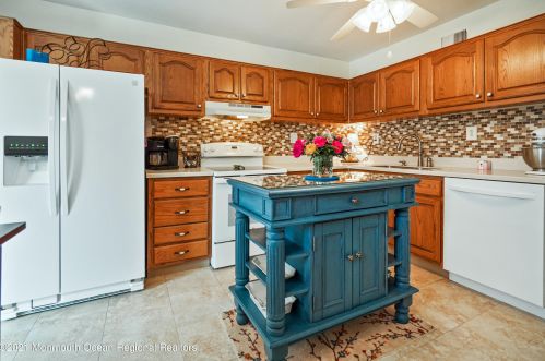 138 Wein Market, East Freehold, NJ 07728-5225