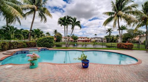 15963 79th Pl, Hialeah FL  33016-6647 exterior