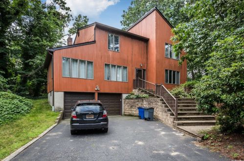 2 Springbriar Ln, San Remo, NY 11754-5030