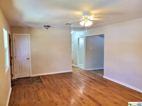 2317 Camp St, Seguin, TX 78155-1607
