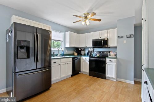 137 Apple Grove Ln, Littlestown PA  17340-1159 exterior