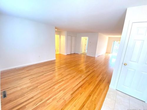 6 Glenbrook Dr, Windsor Locks, CT 06096-2159
