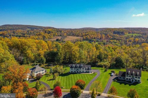 3510 Woodbyne Rd, Hellertown, PA 18055-3163