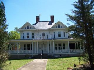 184 Maple Ave, Farmington, NC 27028-2618