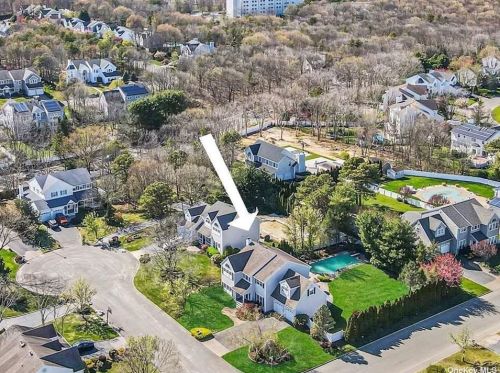 1 Ellbridge Ct, South Setauket, NY 11720-4620