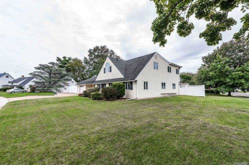 35 Welcome Ln, North Wantagh, NY 11793-1206