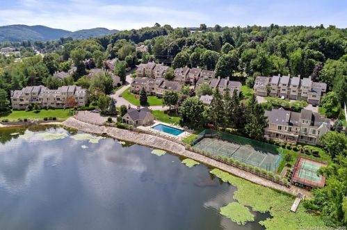 12 Boulevard Dr, Danbury CT  06810-7241 exterior