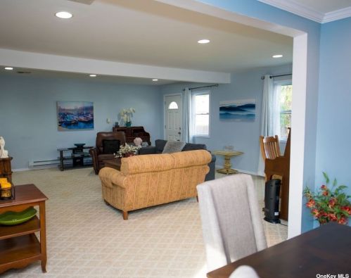 20 Ross Ave, Huntington Station NY  11747-2647 exterior