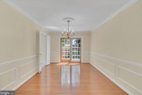 2827 Flagmaker Dr, Falls Church VA  22042-2204 exterior