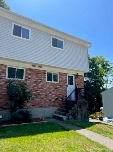 92 Woodland Dr, Uncasville, CT 06382-1508