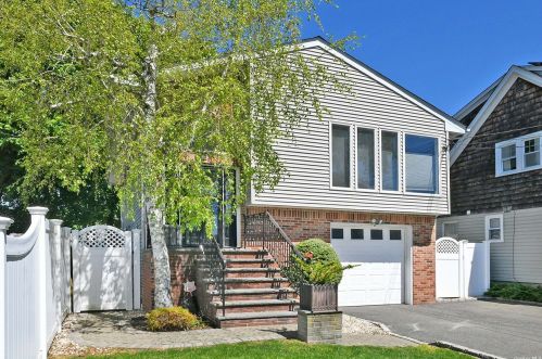 76 12th St, Huntington Station, NY 11746-2519