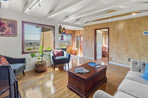 7950 Hillmont Dr, Oakland CA  94605-3521 exterior