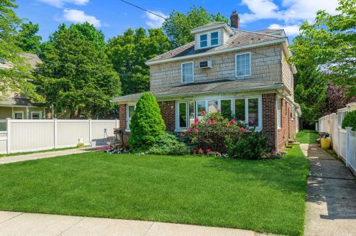 181 Nicholai St, Hicksville, NY 11801-3827