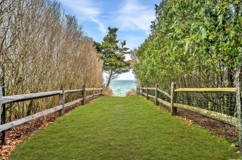 7025 Peconic Bay Blvd, Laurel, NY 11948-1939