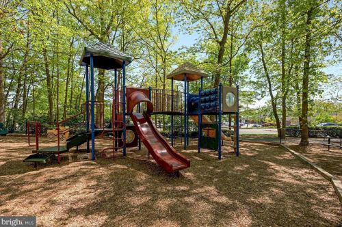 2376 Hunters Square Ct, Herndon VA  20191-2818 exterior