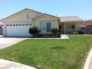 13445 Earlegate St, Victorville, CA 92392-8927