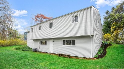 81 Amherst Pl, Stamford, CT 06902-8303