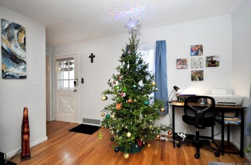 16 Oval Ln, Manchester CT  06040-4712 exterior