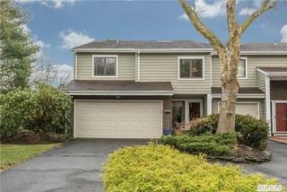 61 Boathouse Ln, Bayshore, NY 11706-8125