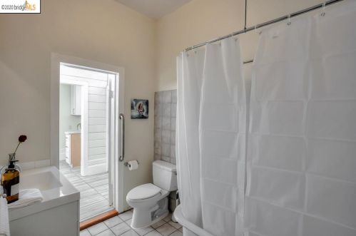 3241 Hollis St, Oakland CA 94608-2514 exterior