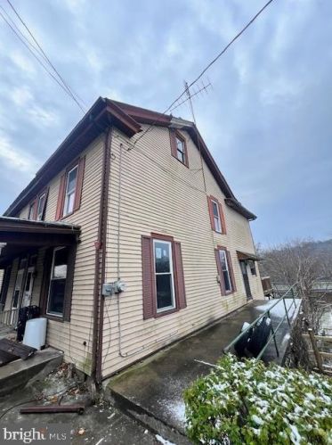 31 Market St, Eshcol, PA 17062-9572
