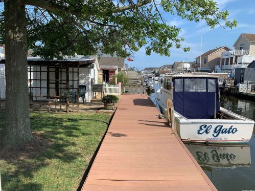 751 7th St, North Lindenhurst, NY 11757-5511