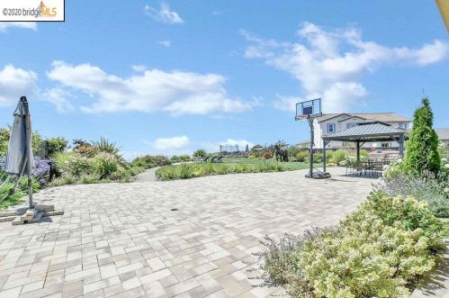 13445 Campus Dr, Oakland CA  94619-3711 exterior