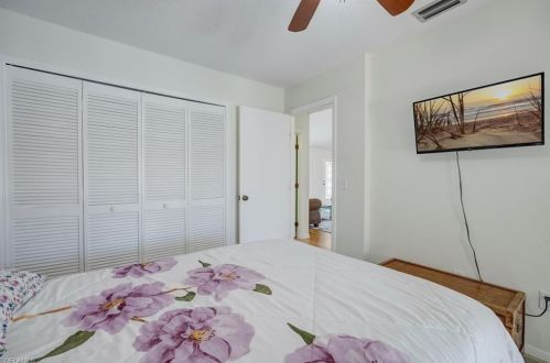 230 43rd Ter, Cape Coral FL  33904-8425 exterior