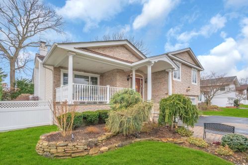 208 Forest Dr, Muttontown, NY 11753-2320