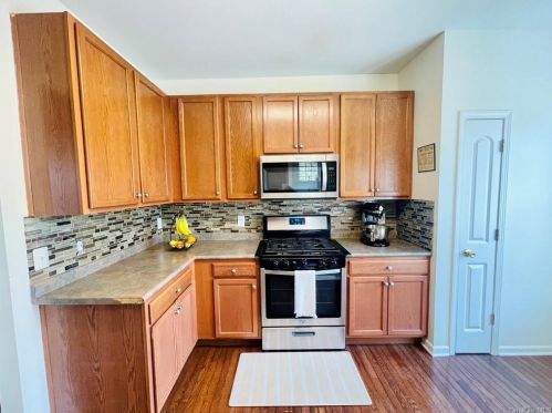 5 Cornwall Ln, Middletown NY  10940-5077 exterior