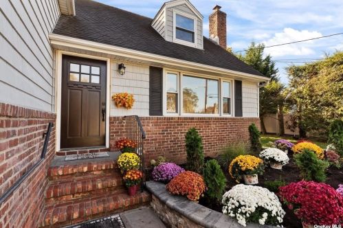 35 Parkview Cir, Bethpage, NY 11714-2309