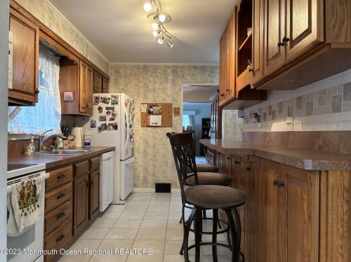 29 Reynolds Dr, Tinton Falls, NJ 07724-2325