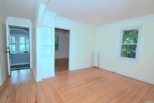 49 Gladys St, North Lindenhurst NY  11757-1202 exterior